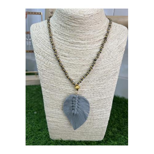 Collar pluma, color - gris claro 1