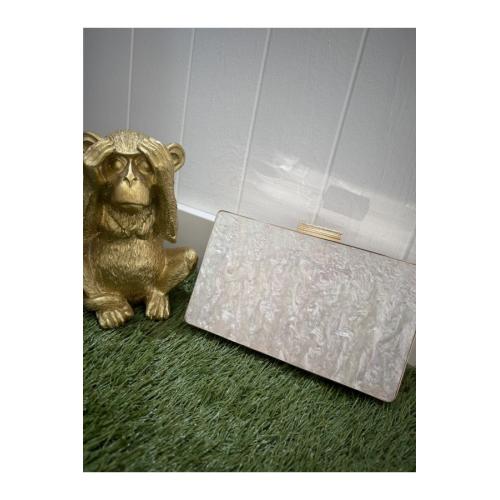Bolso caja nacar, color - blanco roto 1